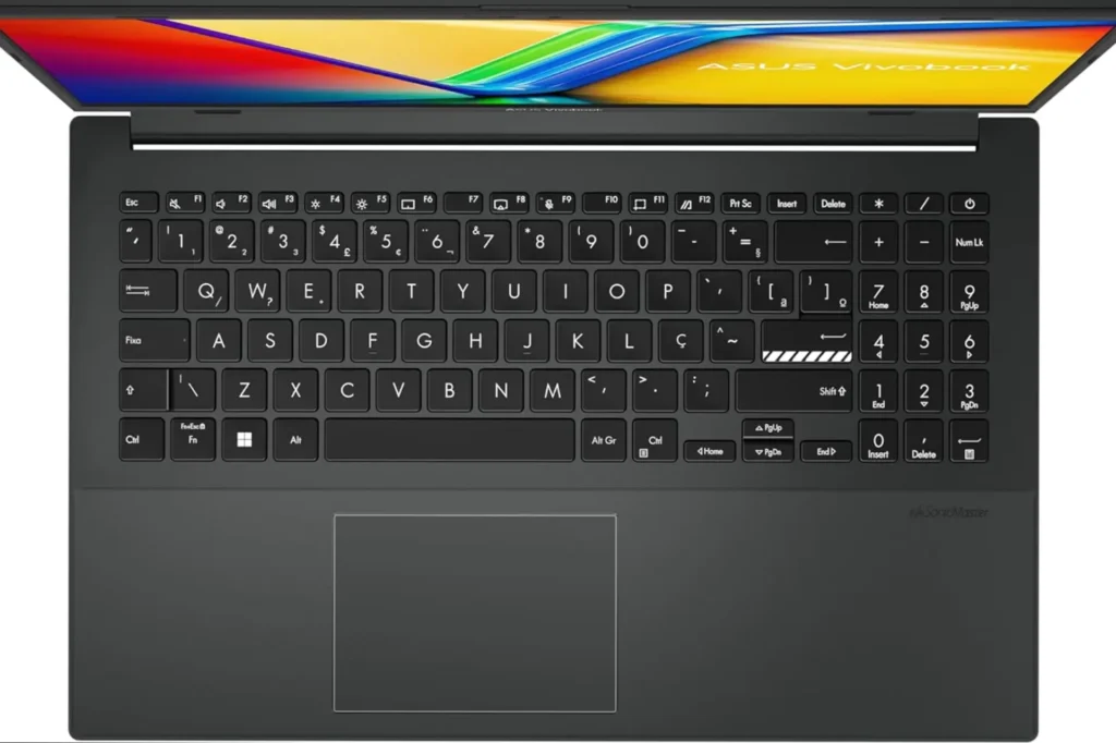Notebook ASUS VivoBook Go 15 em uma mesa de trabalho".